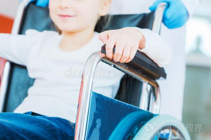 轮椅上的残疾女孩