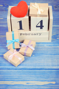 立方体日历与礼物和红色的心，情人节