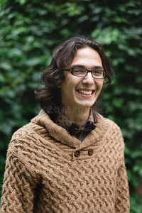 长的 肖像 男人 大学 学生 外国人 微笑 毛衣 跨国公司