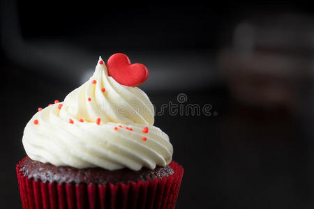 纸杯蛋糕上面有红色的心