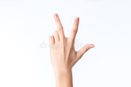 用三个手指显示手势的女性手