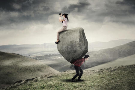 大海前的一块大石头图片