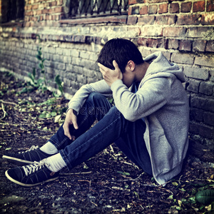 被毁的男人图片