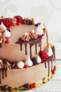 节日的双层蛋糕和水果条纹的巧克力
