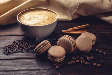 咖啡与马卡龙和巧克力的心脏形状。