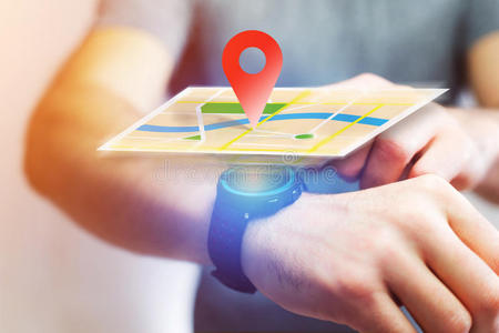 用智能手表在地图上定位的概念照片