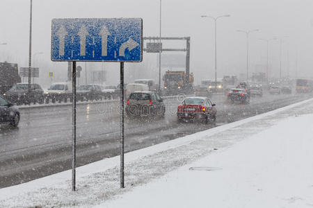 在恶劣的天气条件下驾驶汽车，大雪纷飞