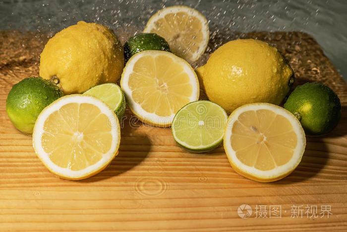 新鲜成熟的黄色柠檬和柠檬