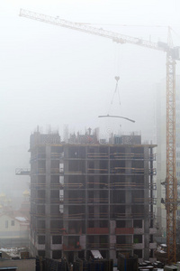 晨雾中正在建造一座新的住宅楼。