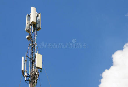 通信天线塔与蓝天，电信技术。