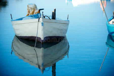 船在湖上，日出时在水中倒影