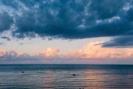 美丽的风景，日落在海上