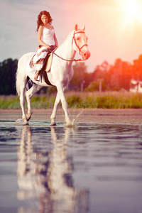骑马的年轻女子。骑马的，骑马的女人
