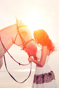 骑马的年轻女子。骑马的，骑马的女人