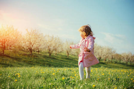 阳光明媚的效果孩子们在阳光明媚的春天玩耍. 调色效果.照片