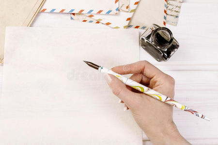 写信的人写信的女人照片