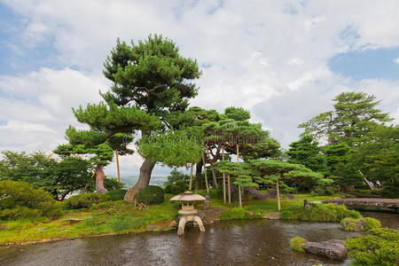 日本金泽Kenrokuen花园的小溪和灯笼