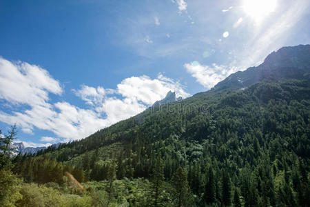 中国四川四姑娘山修建沟壑风光