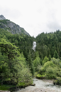 中国四川四姑娘山修建沟壑风光