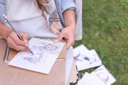 女孩艺术家的手，确保尖锐的铅笔笔画在专辑PAG