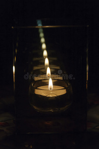 蜡烛在烛台上，有平行的墙壁，给人很多反射