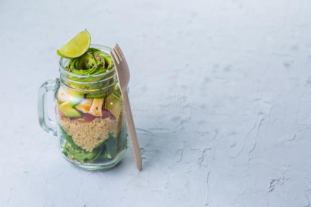 新鲜健康沙拉在玻璃瓶和配料