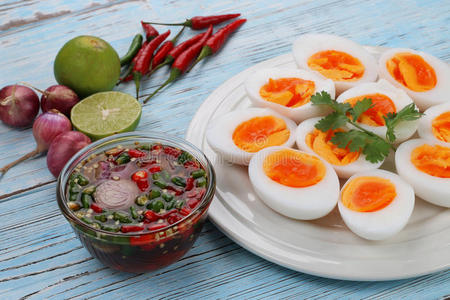 青葱鱼煮鸡蛋和鱼酱照片