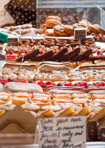 当地美食市场摊位的蛋糕和糕点.照片