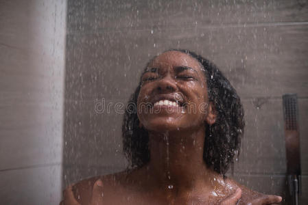 沐浴中的非洲裔美国妇女