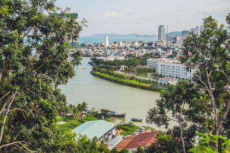 美丽的景色在芽庄和海湾的南海蓝天背景在汗霍省下午在越南。 是一个