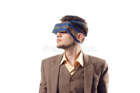 年轻人用胶带把手机贴在头上. 虚拟现实小工具照片