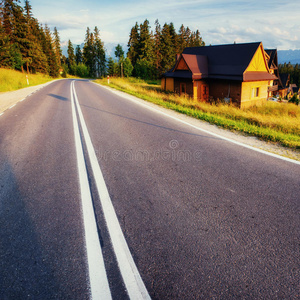 山中五颜六色的道路