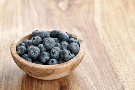 新鲜蓝莓放在木碗里，有复制空间