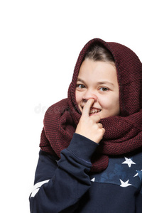 女孩抠鼻子照片