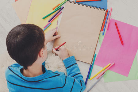 男孩用彩色铅笔画画