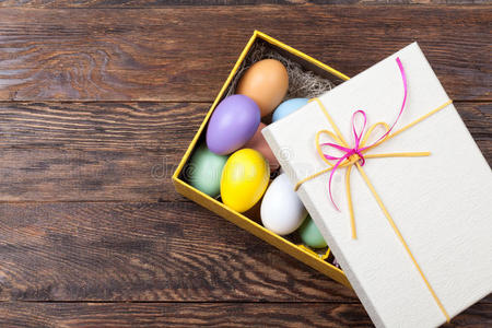 五颜六色的复活节彩蛋装饰在美丽的礼品盒里