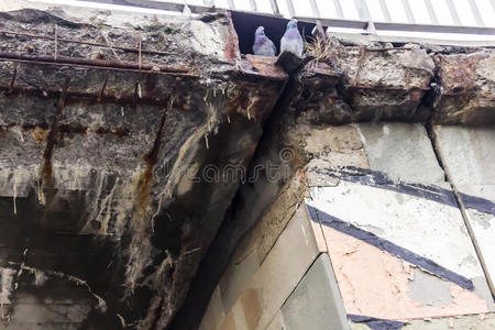 梁对桥由于沉淀和化学试剂对桥梁混凝土结构的腐蚀.照片