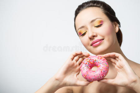 饮食 甜点 有趣的 美丽的 女孩 粉红色 肖像 白种人 微笑