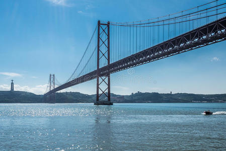 船和25德阿比尔桥。 里斯本，葡萄牙。