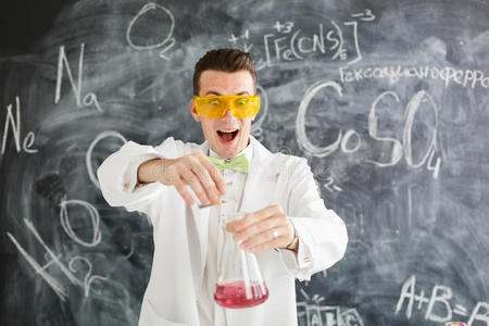 化学家在实验室进行化学实验。