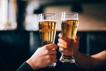 酒吧干杯图片 酒吧干杯素材 酒吧干杯插画 摄图新视界