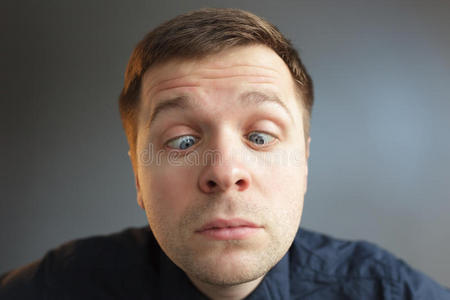 眼睛交叉的傻子疯狂科学家进行化学实验斜眼读者印度的薄荷科植物斜眼