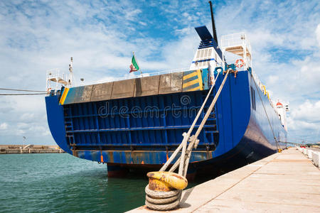 船`船尾和绳子系在黄色生锈的螺栓上照片