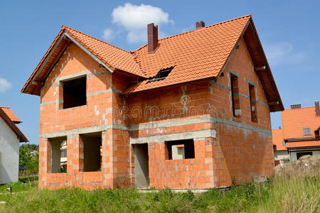 用红色陶瓷块建造一座小屋