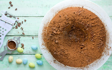 复活节燕窝蛋糕巧克力蛋糕与糊状糖果鸡蛋