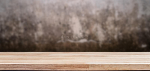 混凝土复古墙上的空木桌