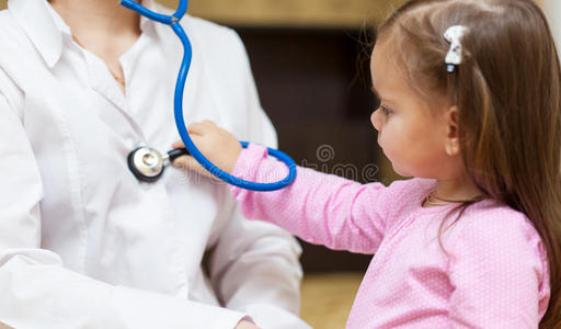 儿童用听诊器检查医生