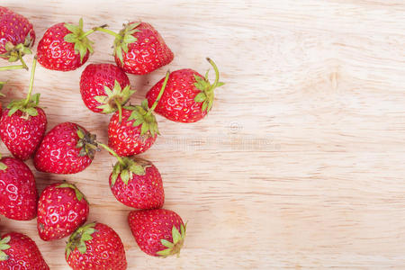 木材背景上的新鲜成熟草莓