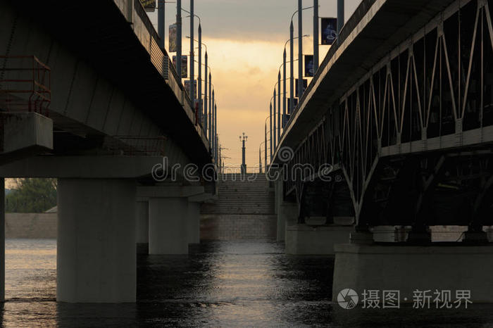 戈梅尔，白俄罗斯日落之间的两座桥在河上。