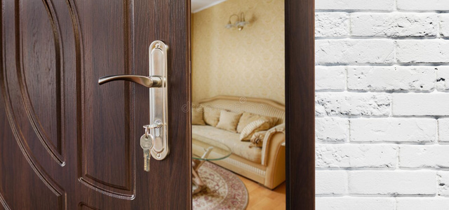 现代客厅特写的半开门.照片